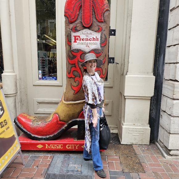 Meet your Posher, Jennifer - Picture 3 of 4